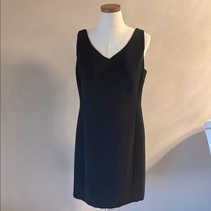 Jones New York staple Black sleeveless mini Dress sheath V neck zippered back 8